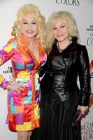 los angeles, 4 de diciembre - dolly parton, stella parton en el abrigo de muchos colores de dolly parton en el teatro egipcio el 4 de diciembre de 2015 en los angeles, ca foto