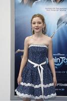 los angeles, sep 17 - cozi zuehlsdorff llega al estreno mundial de warner bros de dolphin tale en el regency village theater el 17 de septiembre de 2011 en westwood, ca foto