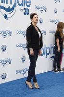 los angeles, sep 17 - marcia gay harden llega al estreno mundial de warner bros de dolphin tale en el regency village theater el 17 de septiembre de 2011 en westwood, ca foto