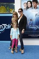 los angeles, sep 17 - marcia gay harden llega al estreno mundial de warner bros de dolphin tale en el regency village theater el 17 de septiembre de 2011 en westwood, ca foto