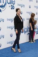 los angeles, sep 17 - marcia gay harden llega al estreno mundial de warner bros de dolphin tale en el regency village theater el 17 de septiembre de 2011 en westwood, ca foto