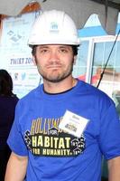 los angeles, 8 de marzo - dominic zamprogna en el quinto día anual de construcción de fanáticos del hábitat del hospital general para la humanidad en un lugar privado el 8 de marzo de 2014 en lynwood, ca foto