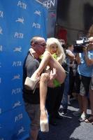 los angeles, 31 de julio - doug hutchison, courtney stodden en el evento peta pink s veggie hot dog en hollywood and highland el 31 de julio de 2013 en los angeles, ca foto