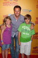 los angeles, 12 de julio - chris harrison, y sus hijos llegan a dragones presentados por ringling bros y barnum and bailey circus en el Staples Center el 12 de julio de 2012 en los angeles, ca foto