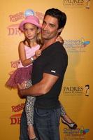 los angeles, 12 de julio - gilles marini y su hija llegan a dragons presentados por ringling bros y barnum and bailey circus en el Staples Center el 12 de julio de 2012 en los angeles, ca foto