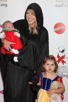 los angeles, 30 de octubre - jodie sweetin, los niños llegan al 17º sueño anual de halloween que beneficia a caaf en barker hanger el 30 de octubre de 2010 en santa monica, ca foto