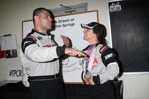 los angeles, 17 de marzo - cain velasquez kate del castillo en la sesion de entrenamiento para la 36a carrera toyota pro celebrity que se llevara a cabo en long beach, ca el 14 de abril de 2012 en el hipódromo de willow springs el 17 de marzo de 2012 en willow springs, ca foto