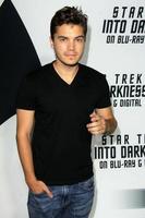 los angeles, 10 de septiembre - emile hirsch en la fiesta de lanzamiento de blu-ray y dvd de star trek into dark en el centro de ciencias de california, el 10 de septiembre de 2013 en los angeles, ca foto