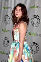 los angeles, 3 de marzo - emilie de ravin llega al evento paleyfest érase una vez en el teatro saban el 3 de marzo de 2013 en los angeles, ca foto