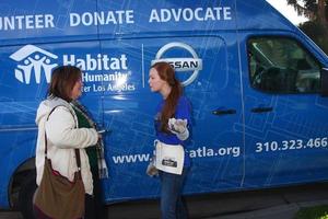 los angeles, 9 de febrero - sid s rosemary rossi entrevista a emily wilson en el 4to hospital general habitat for human fan build day en 191 e marker street el 9 de febrero de 2013 en long beach, ca foto