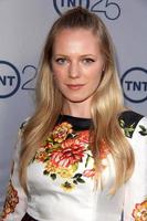 los angeles, 24 de julio - emma bell llega a la fiesta del 25 aniversario de tnt en el hotel beverly hilton el 24 de julio de 2013 en beverly hills, ca foto