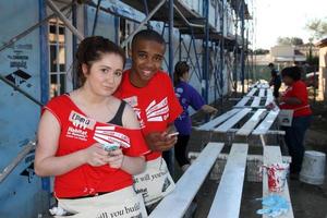 los angeles, 25 de octubre - emma kenney, donis leonard jr en el hábitat para la humanidad construido por la casa de mentiras y desvergonzados de showtime en magnolia blvd el 25 de octubre de 2014 en lynwood, ca foto