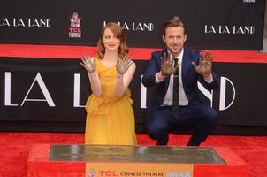 los angeles, 7 de diciembre - emma stone, ryan gosling en la ceremonia de impresión de manos y pies de emma stone y ryan gosling en el teatro chino tcl el 7 de diciembre de 2016 en los angeles, ca foto