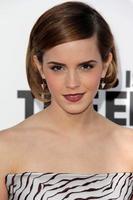 los angeles, 3 de junio - emma watson llega al estreno de this is the end los angeles en el teatro del pueblo el 3 de junio de 2013 en westwood, ca foto