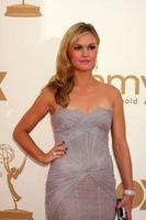 los angeles, sep 18 - julia stiles llegando a la 63ª entrega de premios emmy en horario estelar en nokia theater el 18 de septiembre de 2011 en los angeles, ca foto