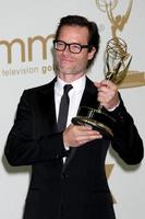 los angeles, sep 18 - guy pearce en la sala de prensa en la 63ª entrega de premios emmy en horario estelar en nokia theater el 18 de septiembre de 2011 en los angeles, ca foto