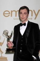 los angeles, 18 de septiembre - jim parsons en la sala de prensa en la 63ª entrega de premios emmy en horario estelar en el teatro nokia el 18 de septiembre de 2011 en los angeles, ca foto