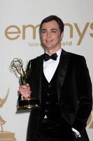 los angeles, 18 de septiembre - jim parsons en la sala de prensa en la 63ª entrega de premios emmy en horario estelar en el teatro nokia el 18 de septiembre de 2011 en los angeles, ca foto