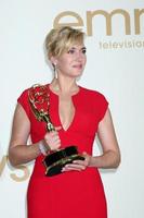 los angeles, 18 de septiembre - kate winslet en la sala de prensa en la 63ª entrega de los premios emmy en horario estelar en el teatro nokia el 18 de septiembre de 2011 en los angeles, ca foto