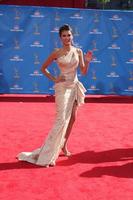 los angeles, 29 de agosto - nina dobrev llega a los premios emmy 2010 en el teatro nokia en la live el 29 de agosto de 2010 en los angeles, ca foto