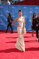 los angeles, 29 de agosto - nina dobrev llega a los premios emmy 2010 en el teatro nokia en la live el 29 de agosto de 2010 en los angeles, ca foto