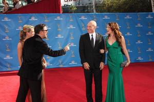 los angeles, 29 de agosto - ricky gervais y patrick stewart llegan a los premios emmy 2010 en el teatro nokia en la live el 29 de agosto de 2010 en los angeles, ca foto