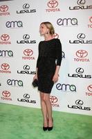 los angeles, 15 de octubre - emily vancamp llegando a los premios de medios ambientales 2011 en el estudio de los hermanos warner el 15 de octubre de 2011 en beverly hills, ca foto