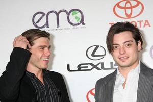 los angeles, 15 de octubre - matthew lawrence, andrew lawrence llegando a los premios de medios ambientales 2011 en el estudio de los hermanos warner el 15 de octubre de 2011 en beverly hills, ca foto