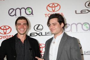 los angeles, 15 de octubre - matthew lawrence, andrew lawrence llegando a los premios de medios ambientales 2011 en el estudio de los hermanos warner el 15 de octubre de 2011 en beverly hills, ca foto