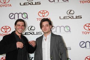 los angeles, 15 de octubre - matthew lawrence, andrew lawrence llegando a los premios de medios ambientales 2011 en el estudio de los hermanos warner el 15 de octubre de 2011 en beverly hills, ca foto