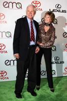 los angeles, 16 de octubre - ted turner, jane fonda llega a los premios de medios ambientales 2010 en warner brothers studios el 16 de octubre de 2010 en burbank, ca foto