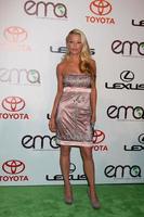 los angeles, oct 16 - charlotte ross llega a los premios de medios ambientales 2010 en warner brothers studios el 16 de octubre de 2010 en burbank, ca foto