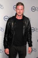 los angeles, 24 de julio - eric dane llega a la fiesta del 25 aniversario de tnt en el hotel beverly hilton el 24 de julio de 2013 en beverly hills, ca foto