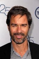 los angeles, 24 de julio - eric mccormack llega a la fiesta del 25 aniversario de tnt en el hotel beverly hilton el 24 de julio de 2013 en beverly hills, ca foto