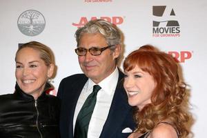 los angeles, 6 de febrero - sharon stone, michael nouri, kathy griffin llega a las 11 películas anuales de aarp para los premios gownups en beverly wilshire hotel el 6 de febrero de 2012 en beverly hills, ca foto