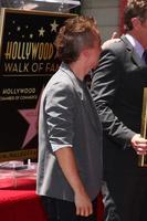 los angeles, 16 de julio - frankie muniz en la ceremonia de la estrella del paseo de la fama de hollywood para bryan cranston en el hotel redbury el 16 de julio de 2013 en los angeles, ca foto