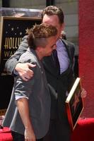 los angeles, 16 de julio - frankie muniz, bryan cranston en la ceremonia de la estrella del paseo de la fama de bryan cranston en el hotel redbury el 16 de julio de 2013 en los angeles, ca foto