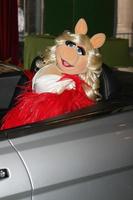 los angeles, 12 de noviembre - miss piggy llega al estreno mundial de los muppets en el capitan theater el 12 de noviembre de 2011 en los angeles, ca foto