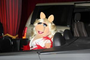 los angeles, 12 de noviembre - miss piggy llega al estreno mundial de los muppets en el capitan theater el 12 de noviembre de 2011 en los angeles, ca foto