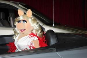 los angeles, 12 de noviembre - miss piggy llega al estreno mundial de los muppets en el capitan theater el 12 de noviembre de 2011 en los angeles, ca foto