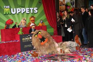 los angeles, 20 de marzo - muppets en la ceremonia de la estrella del paseo de la fama de hollywood para los muppets en el teatro el capitan el 20 de marzo de 2012 en los angeles, ca foto