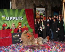 los angeles, 20 de marzo - muppets en la ceremonia de la estrella del paseo de la fama de hollywood para los muppets en el teatro el capitan el 20 de marzo de 2012 en los angeles, ca foto