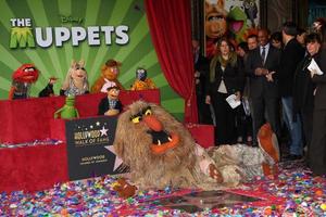 los angeles, 20 de marzo - muppets en la ceremonia de la estrella del paseo de la fama de hollywood para los muppets en el teatro el capitan el 20 de marzo de 2012 en los angeles, ca foto