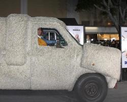 los angeles, 3 de noviembre - mutt cutts van, jim carrey at the dumb and dumber to premiere in the village theater el 3 de noviembre de 2014 en los angeles, ca foto