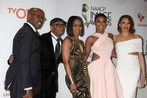 los angeles, 6 de febrero - courtney b vance, spike lee, angela bassett, gabrielle union, carmen ejogo foto