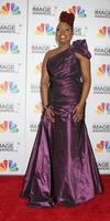 los angeles, 17 de febrero - ledisi anibade young llega a los 43rd naacp image awards en el shrine auditorium el 17 de febrero de 2012 en los angeles, ca foto