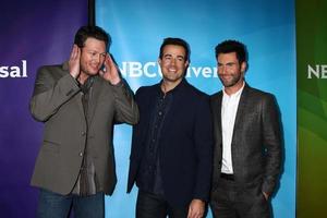 los angeles, 6 de enero - blake shelton, carson daly, adam levine asiste a la gira de prensa de invierno nbcuniversal 2013 tca en el hotel langham huntington el 6 de enero de 2013 en pasadena, ca foto