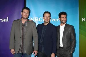 los angeles, 6 de enero - blake shelton, carson daly, adam levine asiste a la gira de prensa de invierno nbcuniversal 2013 tca en el hotel langham huntington el 6 de enero de 2013 en pasadena, ca foto