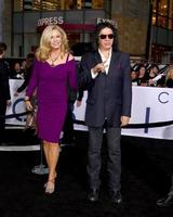 los angeles, 10 de abril - shannon tweed simmons, gene simmons llega al estreno de oblivion en el dolby theater el 10 de abril de 2013 en los angeles, ca foto