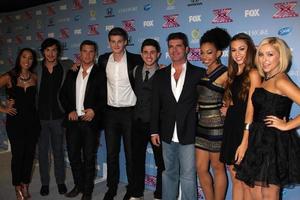 los angeles, 4 de noviembre - simon cowell, alex y sierra, camino inquieto, dulce suspenso en la fiesta 2013 x factor top 12 en el hotel sls el 4 de noviembre de 2013 en beverly hills, ca foto